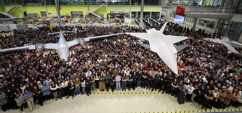 Bayraktar Akinci dan Bayraktar Kizilelma di tengah para pekerja perusahaan Baykar