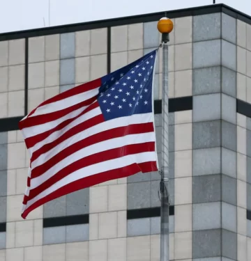 Bendera Amerika Serikat di Kedutaan AS di Kyiv