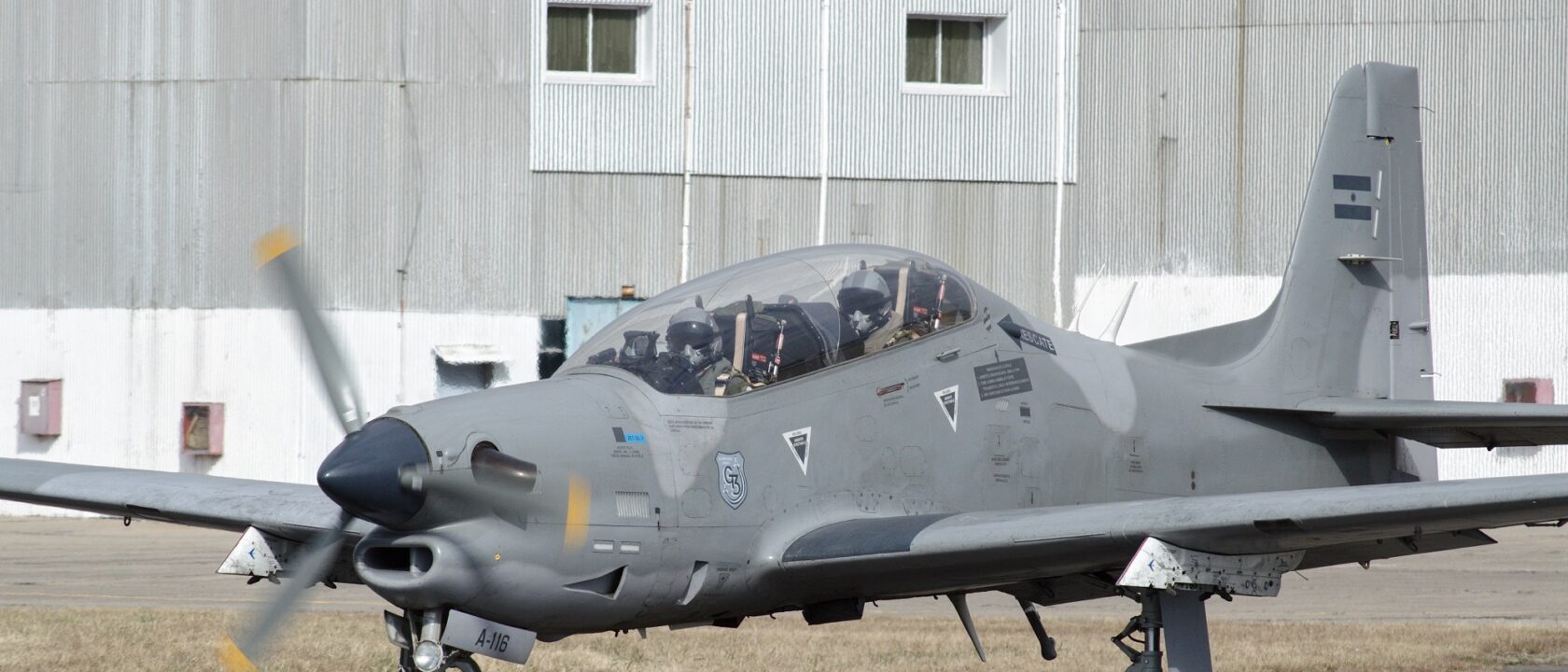 AIRSPACE REVIEW (airspace-review.com) – Angkatan Udara Argentina (AFA) telah menerima pesawat latih dan serang ringan EMB-312 Tucano pertama