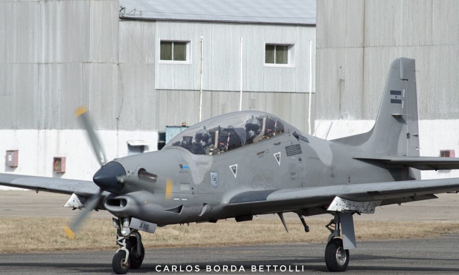 AIRSPACE REVIEW (airspace-review.com) – Angkatan Udara Argentina (AFA) telah menerima pesawat latih dan serang ringan EMB-312 Tucano pertama
