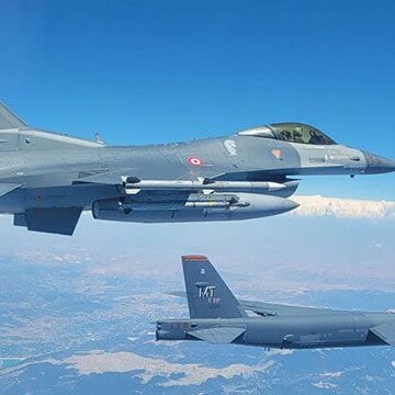 F-16 Turki mengawal pembom B-52 USAF saat menjalankan misi NATO _ MoD_ Airspace Review