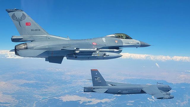 F-16 Turki mengawal pembom B-52 USAF saat menjalankan misi NATO _ MoD_ Airspace Review