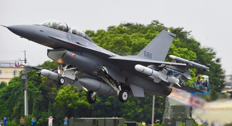 F-16V Taiwan membawa rudal Harpoon