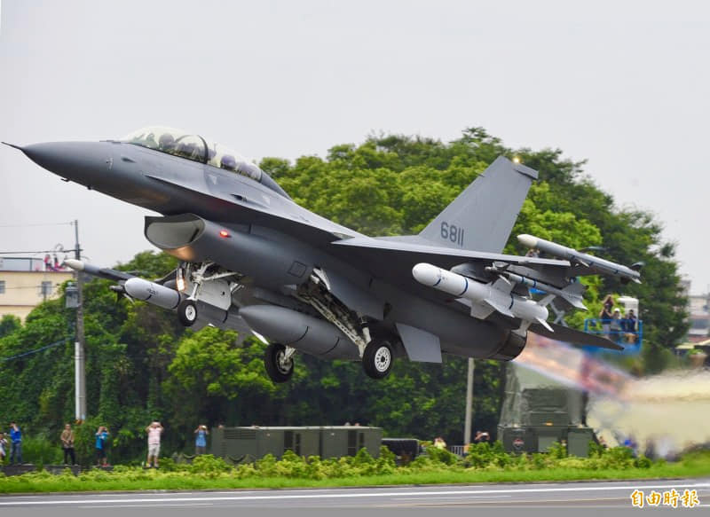 F-16V Taiwan membawa rudal Harpoon