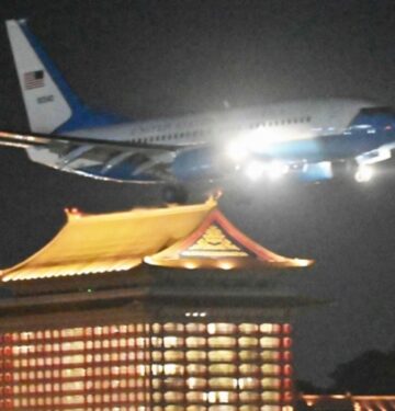 Pesawat C-40B (Boeing 737) yang membawa Pelosi mendarat di Taiwan