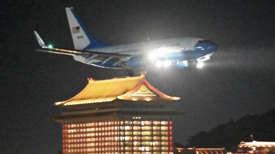 Pesawat C-40B (Boeing 737) yang membawa Pelosi mendarat di Taiwan
