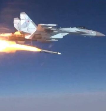 Su-35 luncurkan rudal R-37M