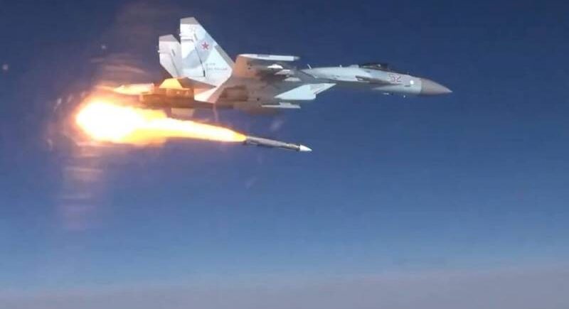 Su-35 luncurkan rudal R-37M