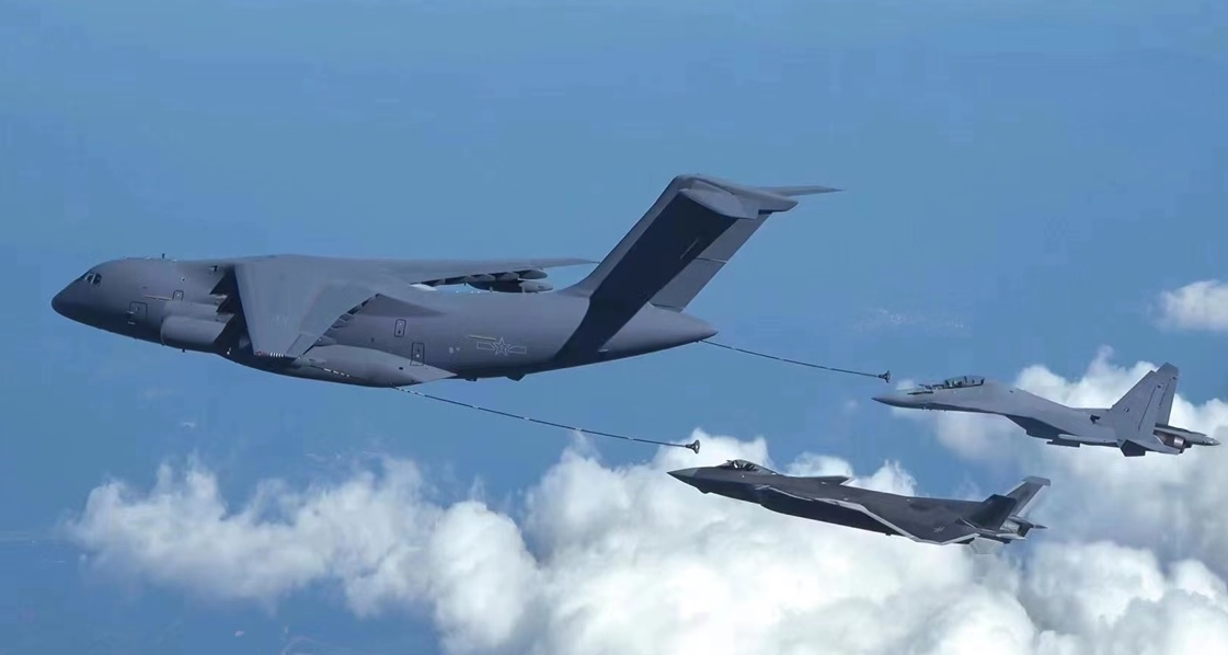 Tanker YU-20 mengisi bahan bakar di udara ke pesawat J-20 dan J-16_PLAAF_ Airspace Review