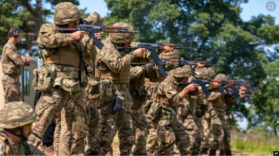 Tentara Ukraina menjalani pelatihan di Inggris