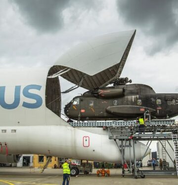 Airbus Beluga angkut heli CH53