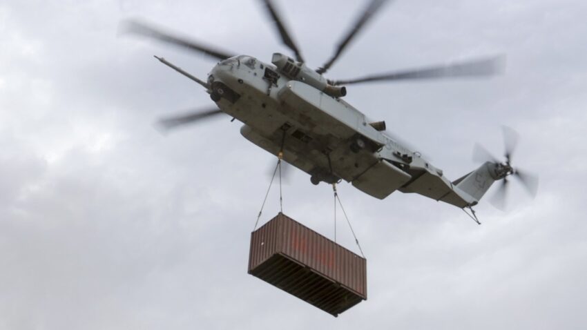 CH-53K King Stallion angkut peti kemas