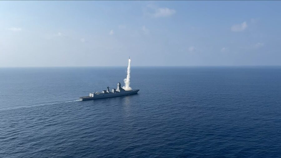Peluncuran rudal BrahMos oleh Angkatan Laut India