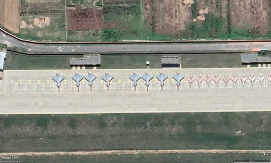 Pesawat misterius menyerupai J-20 di pangkalan udara China
