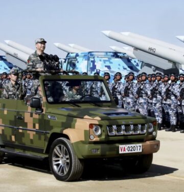 Presiden China Xi Jinping memeriksa pasukan militer