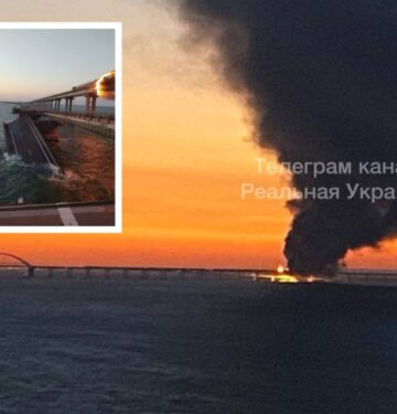 Jembatan Krimea terbakar dan runtuh