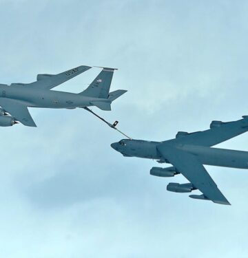 _KC-135 mengisi bahan bakar di udara ke B-52