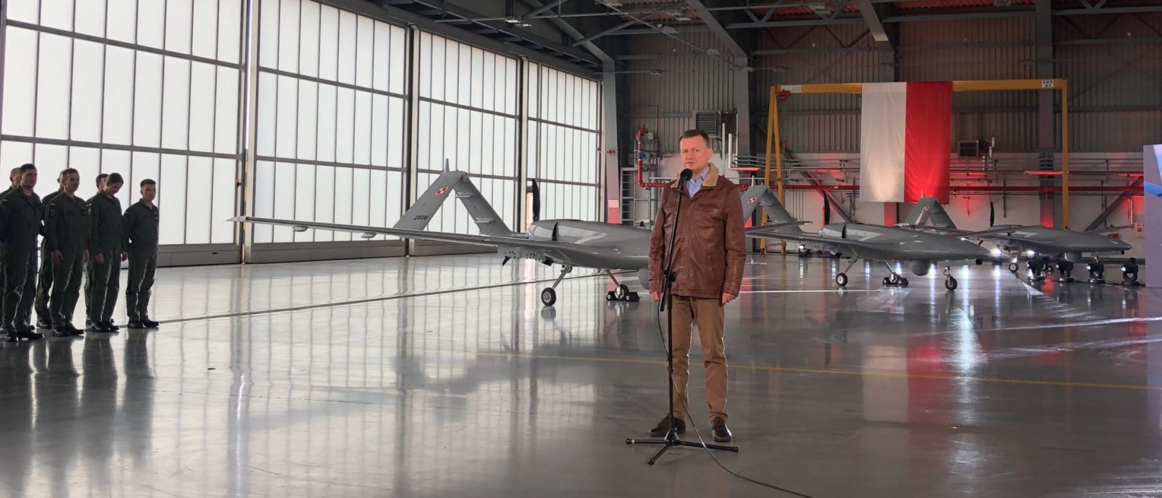 Menteri Pertahanan Polandia Mariusz Blaszczak saat menerima pengiriman pertama drone Bayraktar TB2 dari Turki
