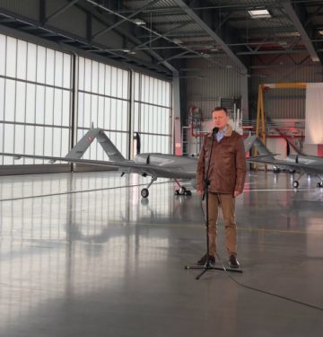 Menteri Pertahanan Polandia Mariusz Blaszczak saat menerima pengiriman pertama drone Bayraktar TB2 dari Turki