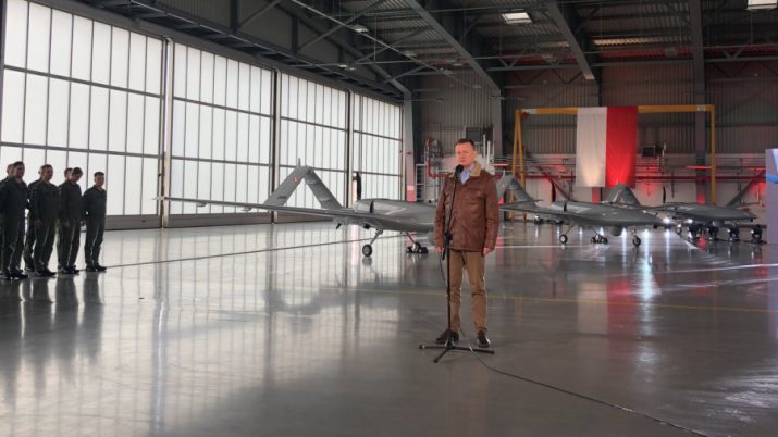 Menteri Pertahanan Polandia Mariusz Blaszczak saat menerima pengiriman pertama drone Bayraktar TB2 dari Turki