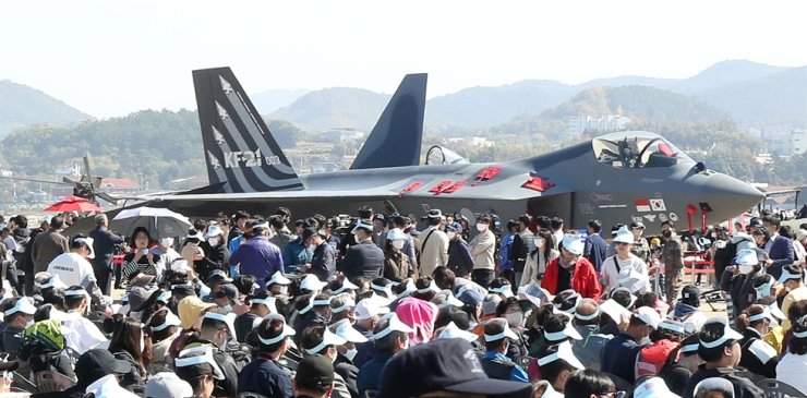 Pengunjung kerumuni KF-21 di Sacheon Air Show 2022