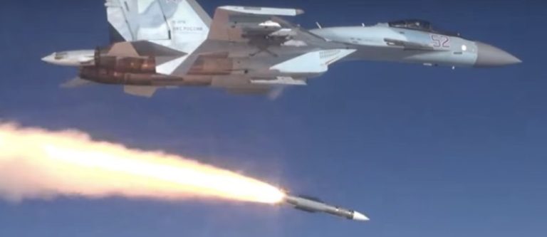 Su-27 lepaskan rudal