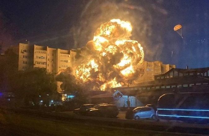 Su-34 jatuh menabrak apartemen di Rusia