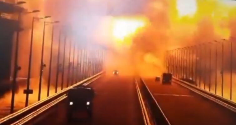 Truk meledak di Jembatan Krimea