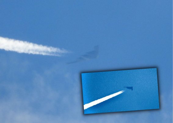 Contrails yang ditimbulkan oleh pembom B-2 Spirit USAF - File - AIRSPACE REVIEW