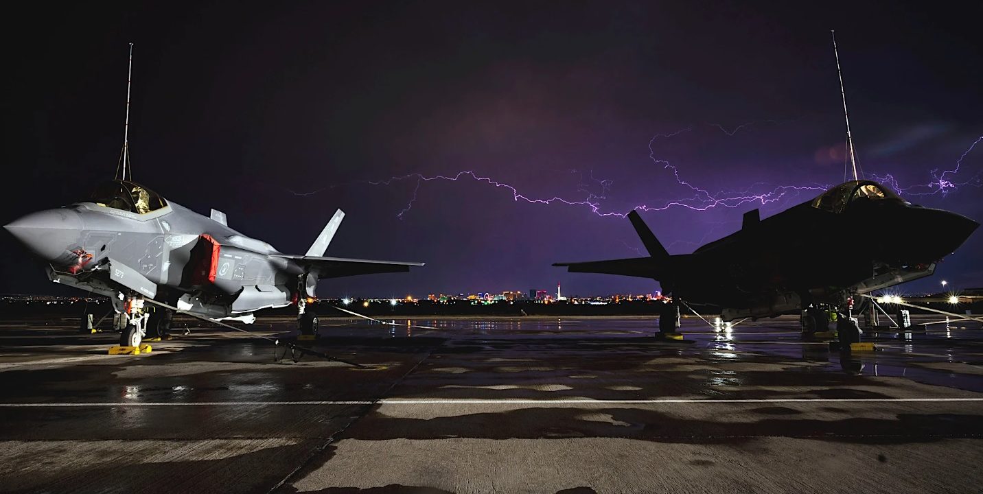 F-35 melaksanakan pengujian petir_USAF_ AIRSPACE REVIEW