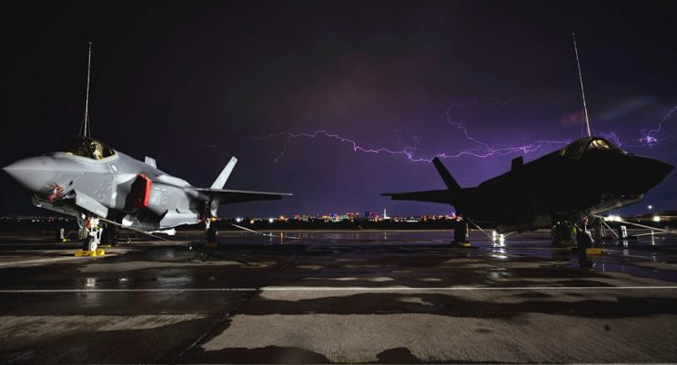 F-35 melaksanakan pengujian petir_USAF_ AIRSPACE REVIEW