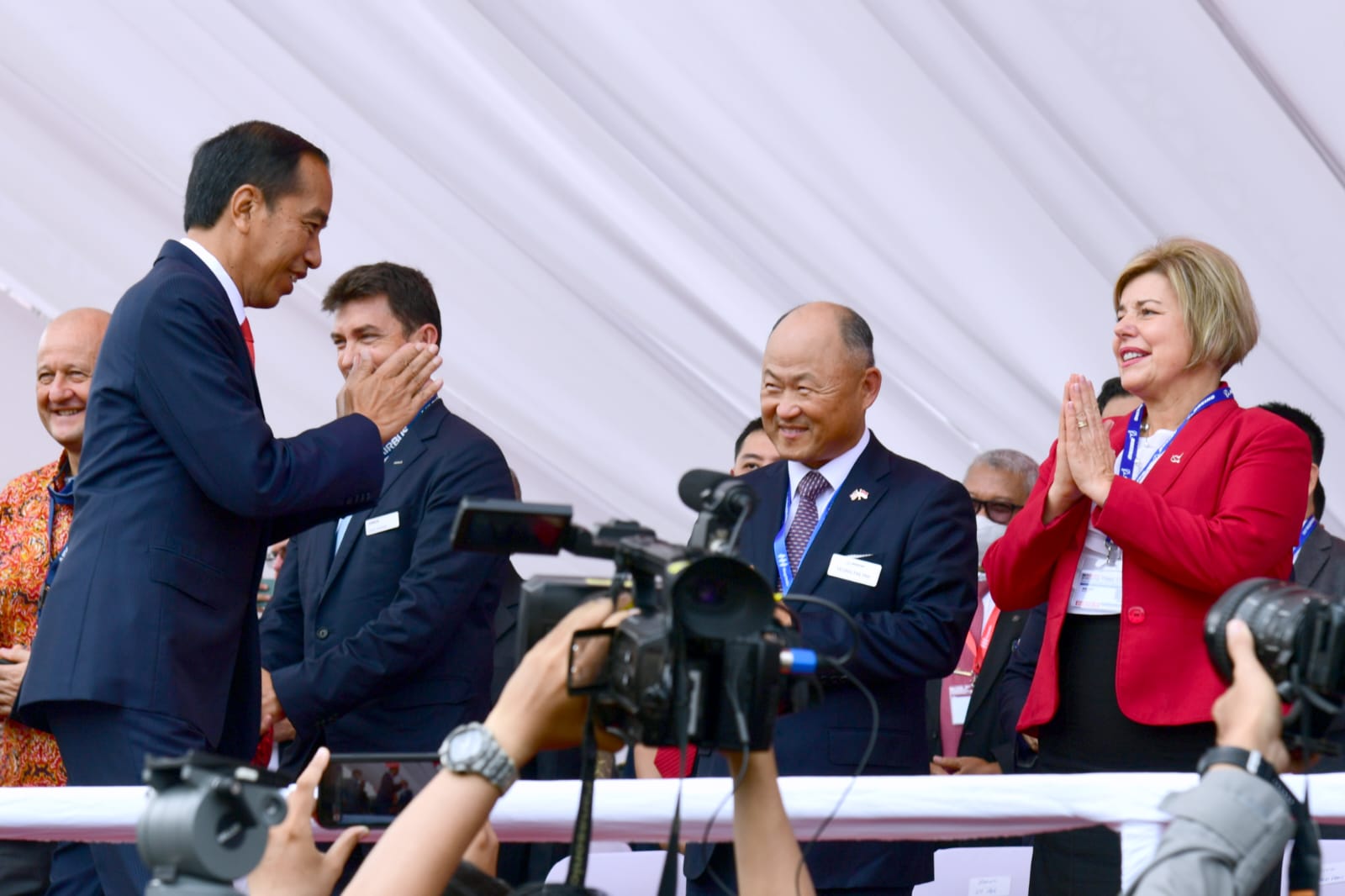 Presiden Jokowi Tinjau Indo Defence 2022_