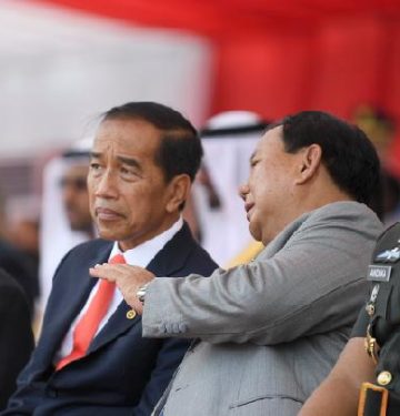 Presiden Jokowi saat menyaksikan demo kemampuan alutsista produk dalam negeri di pameran Indo Defence 2022 di Jakarta