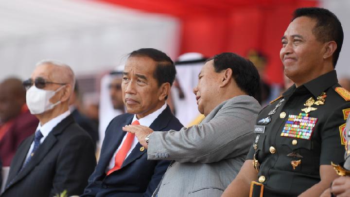 Presiden Jokowi saat menyaksikan demo kemampuan alutsista produk dalam negeri di pameran Indo Defence 2022 di Jakarta