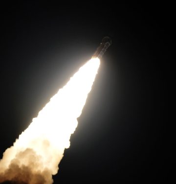 Roket SLS 32 mengantarkan kapsul Orion ke orbit Bulan