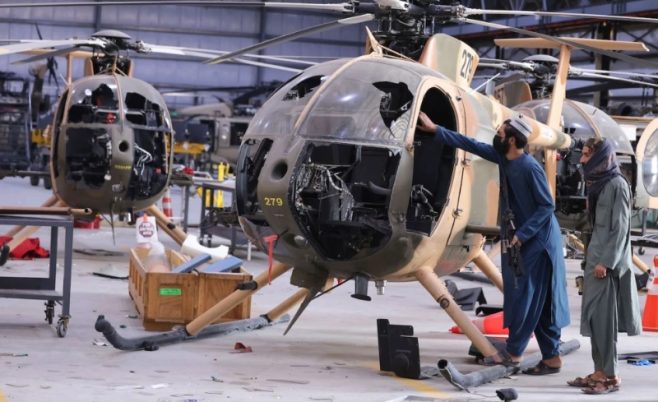 _TALIBAN MEMERIKSA HELIKOPTER PENINGGALAN MILITER AS_ AFP_ AIRSPACE REVIEW_