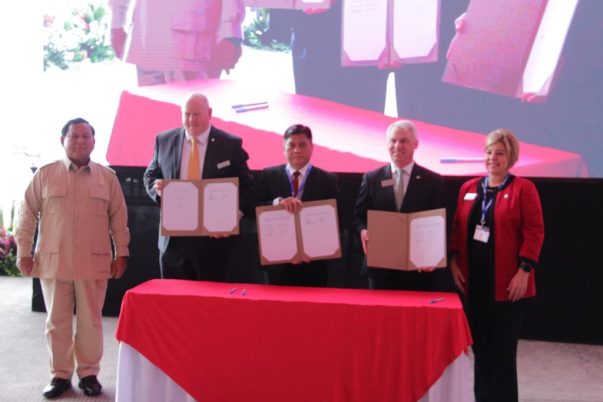 Tanda tangan kontrak Boeing dan PTDI