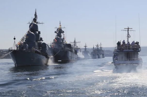 Kapal perang Rusia dalam suatu parade di Sevastovol