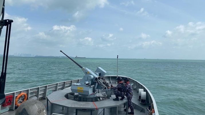 Meriam 30 mm di KRI Surik