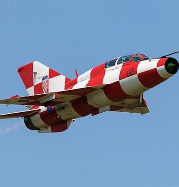 MiG-21 Kroasia versi tempat duduk tandem jatuh pilot selamat - airspace review