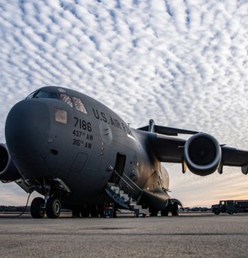 C-17 Globemaster III dan Awan Alto Cumulus