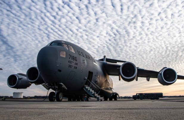 C-17 Globemaster III dan Awan Alto Cumulus