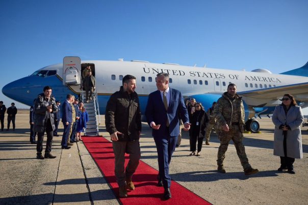 Zelensky tiba di Washington menggunakan pesawat AS