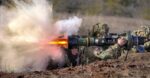 Pasukan Ukraina menggunakan NLAW untuk menghancurkan tank Rusia
