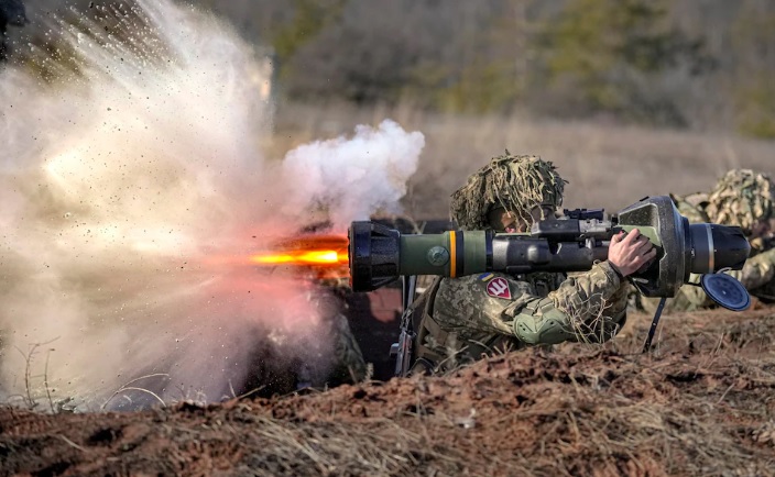 Pasukan Ukraina menggunakan NLAW untuk menghancurkan tank Rusia