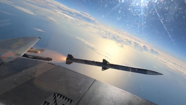 Peluncuran rudal AIM-120 AMRAAM dari F-15X menggunakan Stasiun 1 dan 9