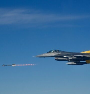 F-16 USAF tembakkan rudal AIM-9X_ Airspace Review