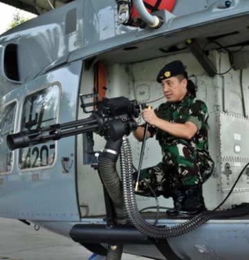 Senapan Otomatis M134 Gatling dipasang di helikopter Bell 412EP
