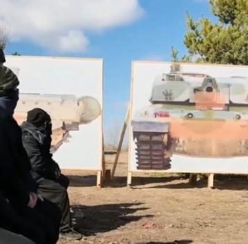Awak tank Rusia sedang berlatih melawan MBT buatan Barat