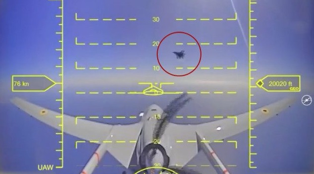 Drone Bayraktar diganggu oleh Su-27